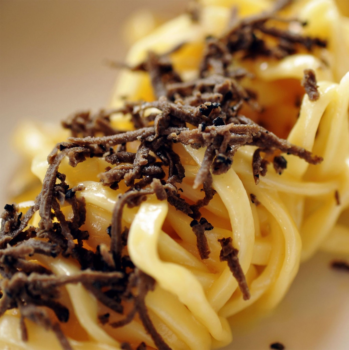 Tagliatelle con salsa de trufa negra y nata