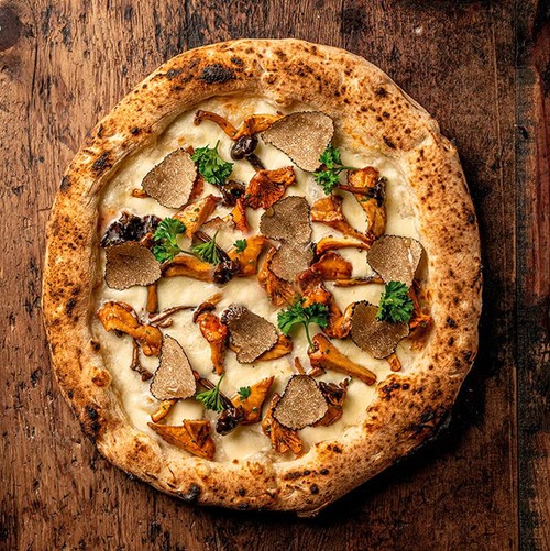Pizza con trufa negra y setas silvestres